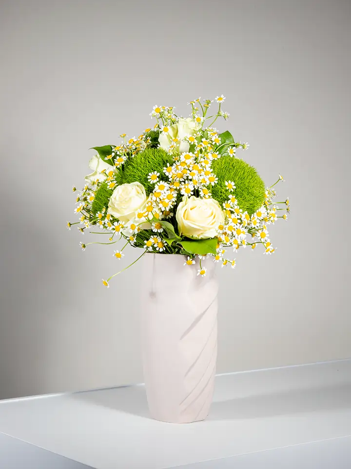 Bouquet di rose bianche e garofani verdi con camomilla